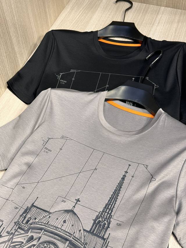 型号h2478# 爱*仕 2024春夏最新古典建筑印花男士圆领t恤衫 前身独具创意的古典建筑图案 采用高端高难度的手工台板印花 其精细度和复杂度都要比一般的普通
